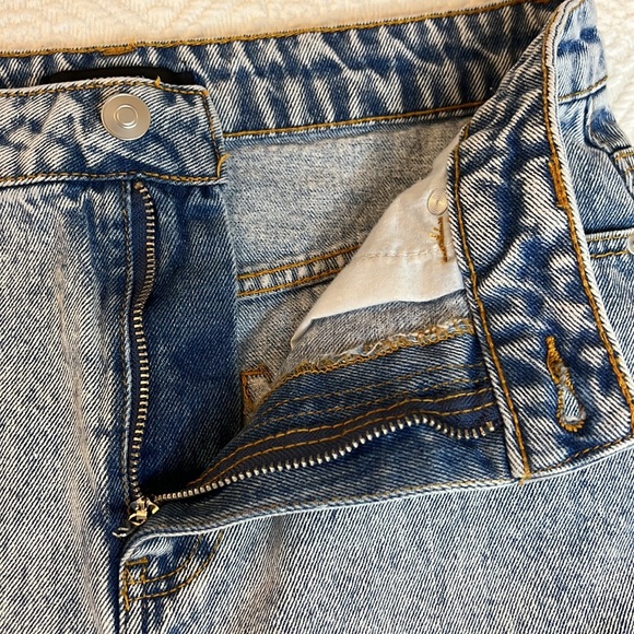 💥💥Forever 21 Medium White Washed Distressed Denim Skirt - Picture 9 of 13